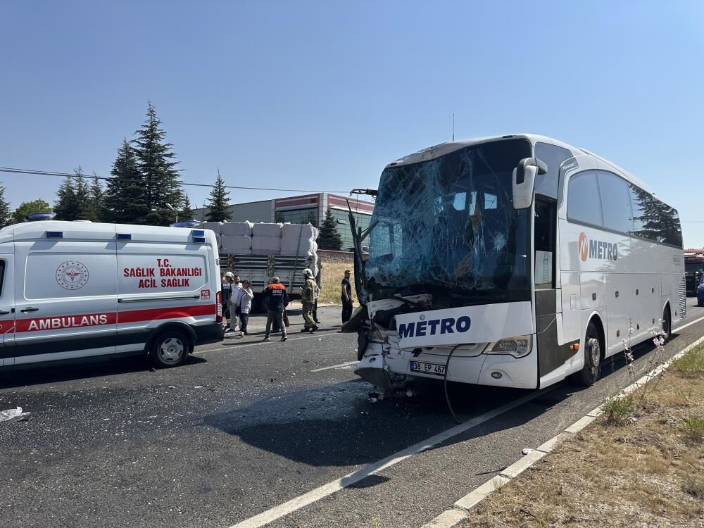 Yolcu Otobusu Kamyona Arkadan Carpti Muavin Sikisti 1I Agir 8 Kisi Yaralandi (1)-1