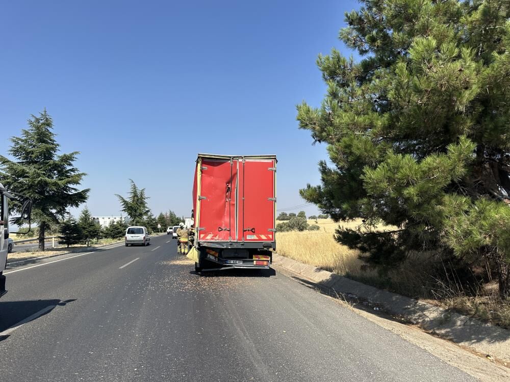 Yolcu Otobusu Kamyona Arkadan Carpti Muavin Sikisti 1I Agir 8 Kisi Yaralandi (2)