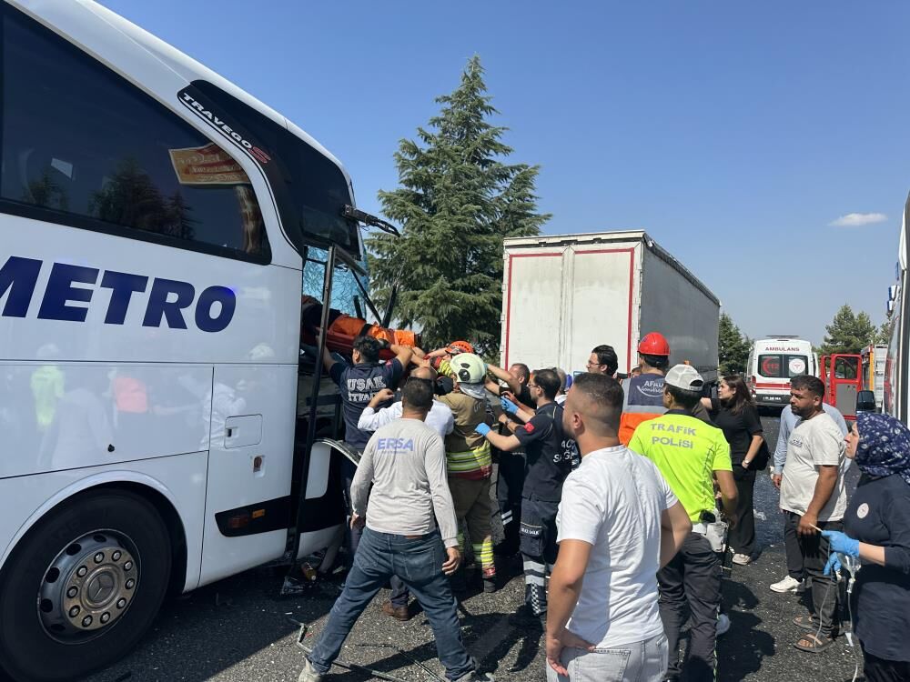 Yolcu Otobusu Kamyona Arkadan Carpti Muavin Sikisti 1I Agir 8 Kisi Yaralandi (5)