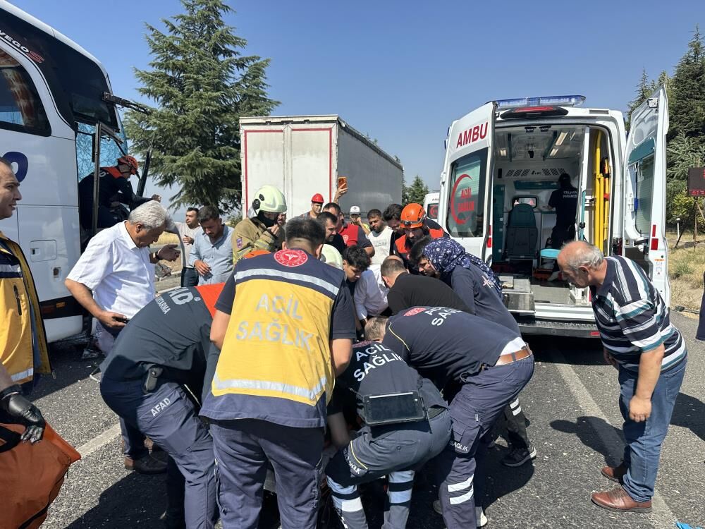 Yolcu Otobusu Kamyona Arkadan Carpti Muavin Sikisti 1I Agir 8 Kisi Yaralandi (6)