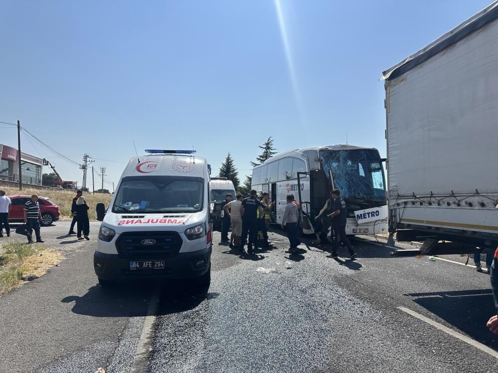 Yolcu Otobusu Kamyona Arkadan Carpti Muavin Sikisti 1I Agir 8 Kisi Yaralandi (7)