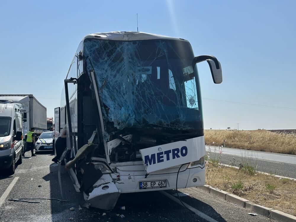 Yolcu Otobusu Kamyona Arkadan Carpti Muavin Sikisti 1I Agir 8 Kisi Yaralandi (8)