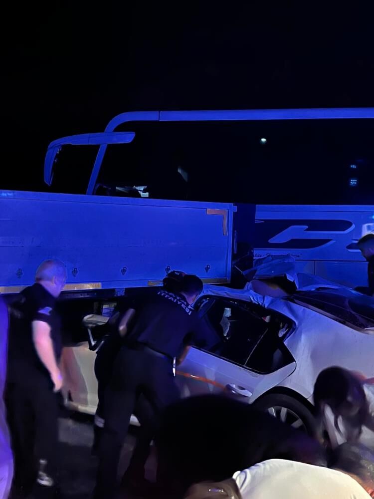 Yolcu Otobusu Ve Otomobil Makaslayan Tira Carpti 1 Olu 5 Yarali (6)