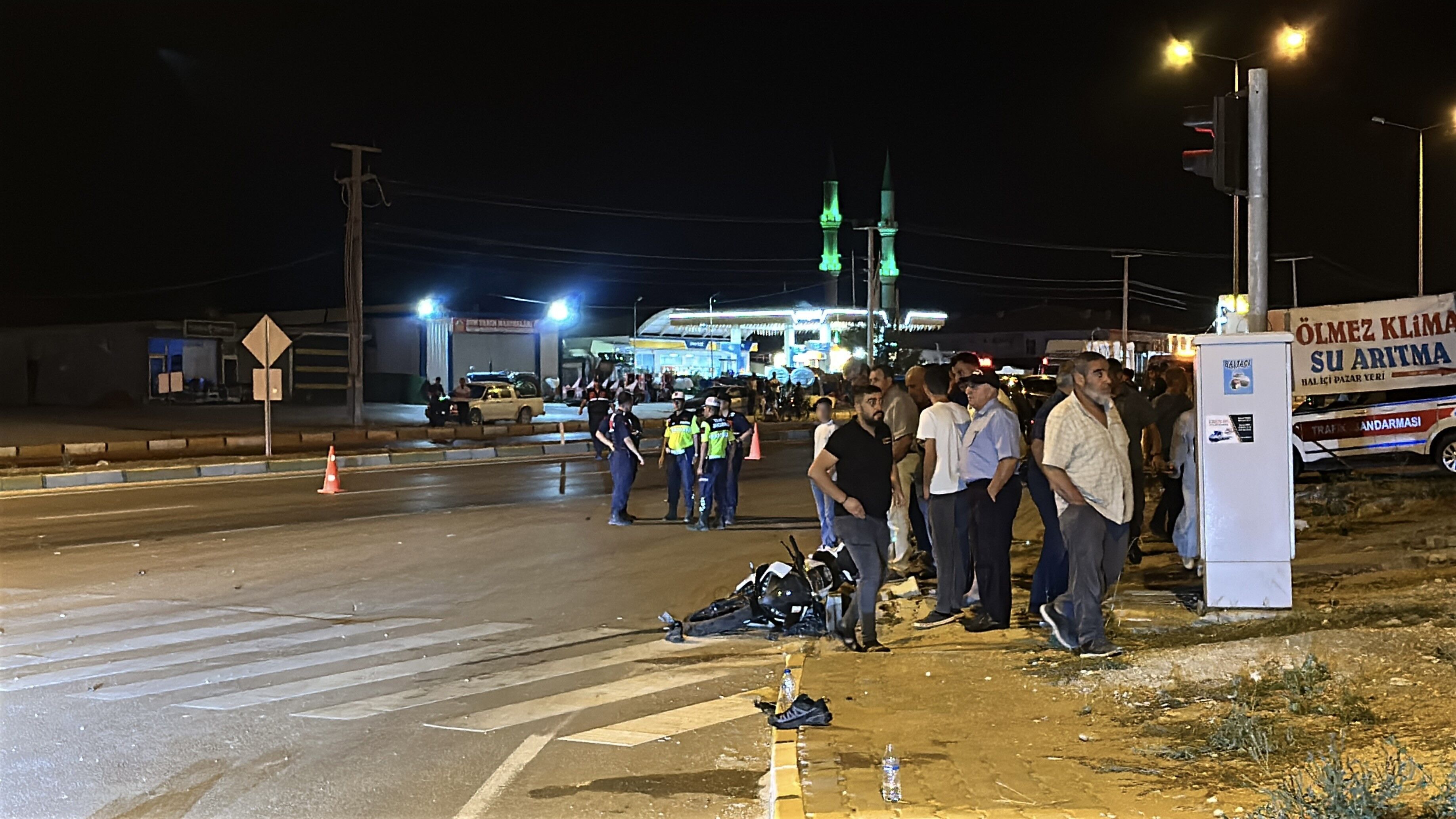 Yurek Yakan Trafik Kazasi Motosikletteki Cocuklardan Biri Hayatini Kaybetti (2)