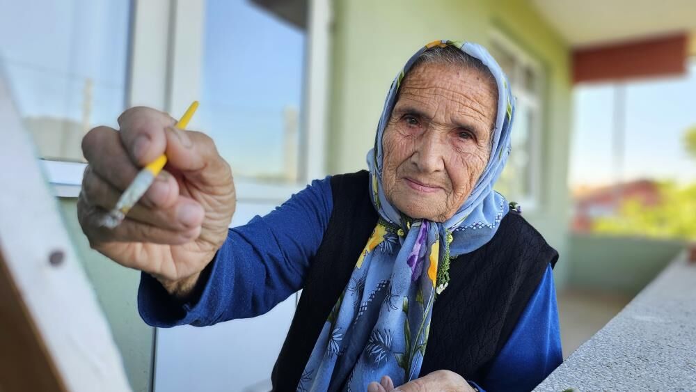 81 Yasinda Yasitlarina Tas Cikartiyor Fircayi Elinden Dusurmuyor (2)
