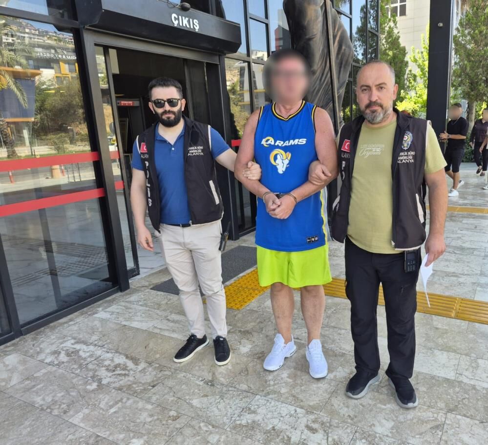 Alanyada Ingiliz Turist Turk Bayragina Tukurdu Tutuklanarak Cezaevine Gonderildi (2)