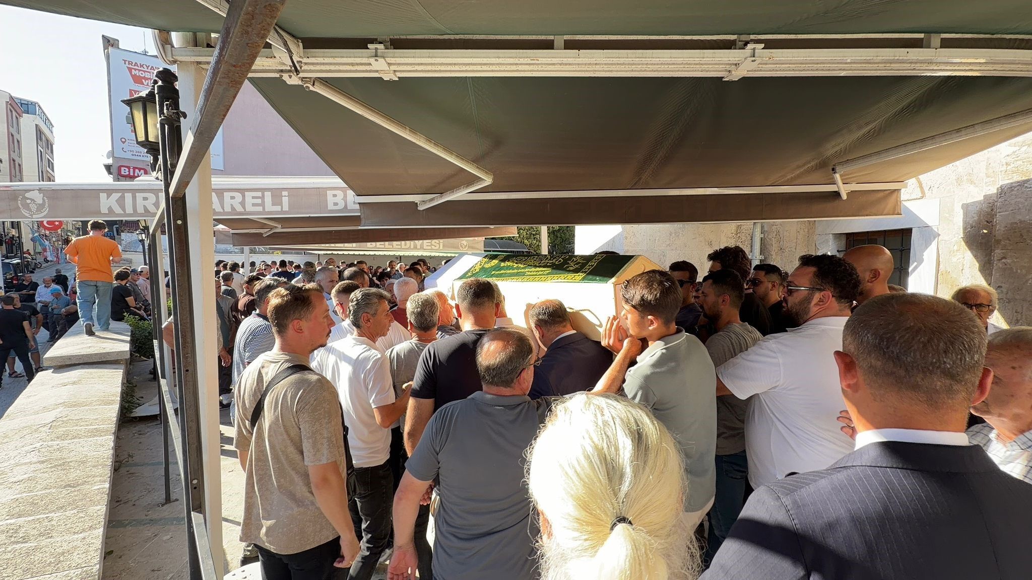 Balkondan Düşmüştü! Görme Engelli Adam Son Yolculuğuna Uğurlandı (2)