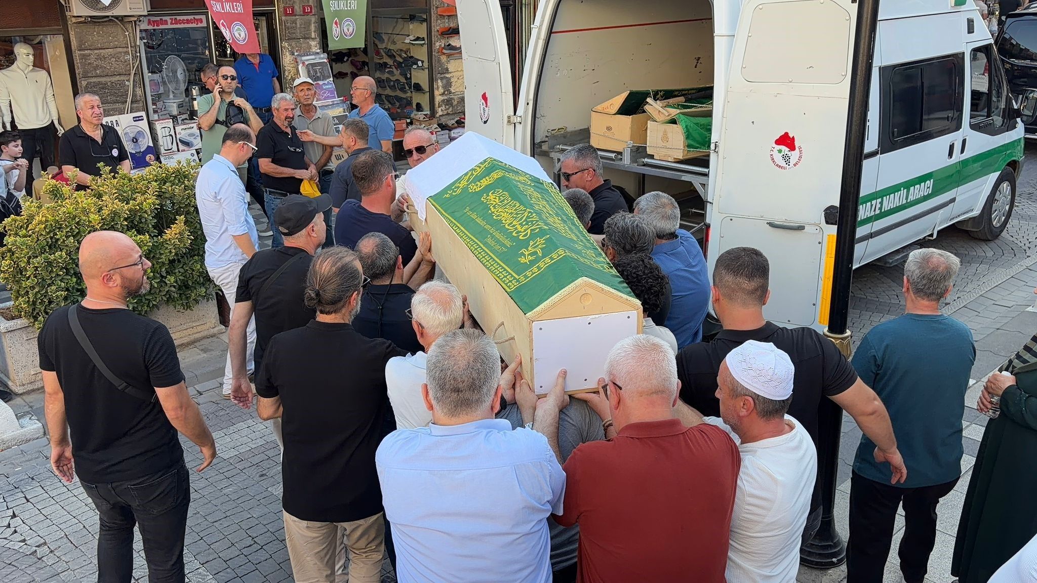 Balkondan Düşmüştü! Görme Engelli Adam Son Yolculuğuna Uğurlandı (4)