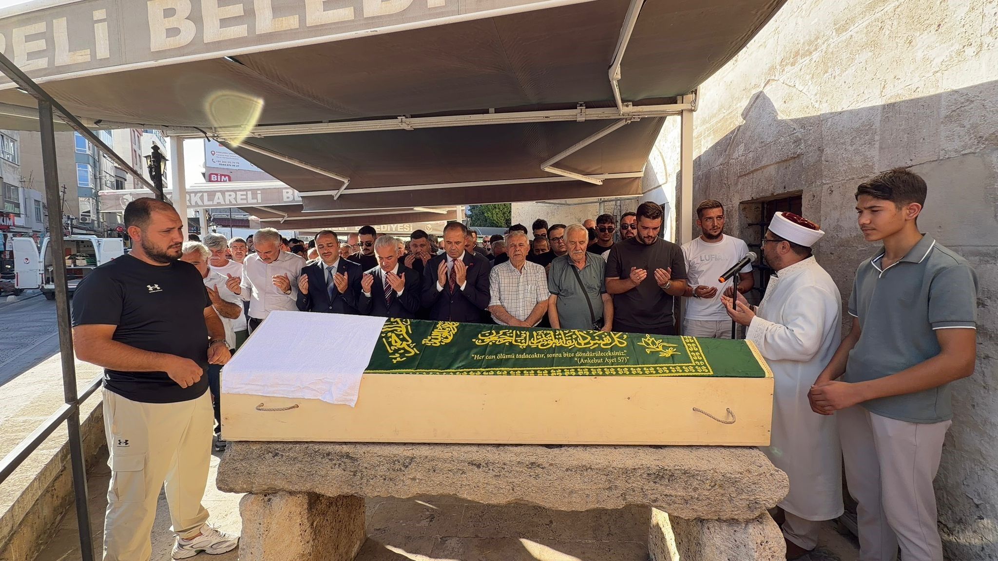 Balkondan Düşmüştü! Görme Engelli Adam Son Yolculuğuna Uğurlandı (5)