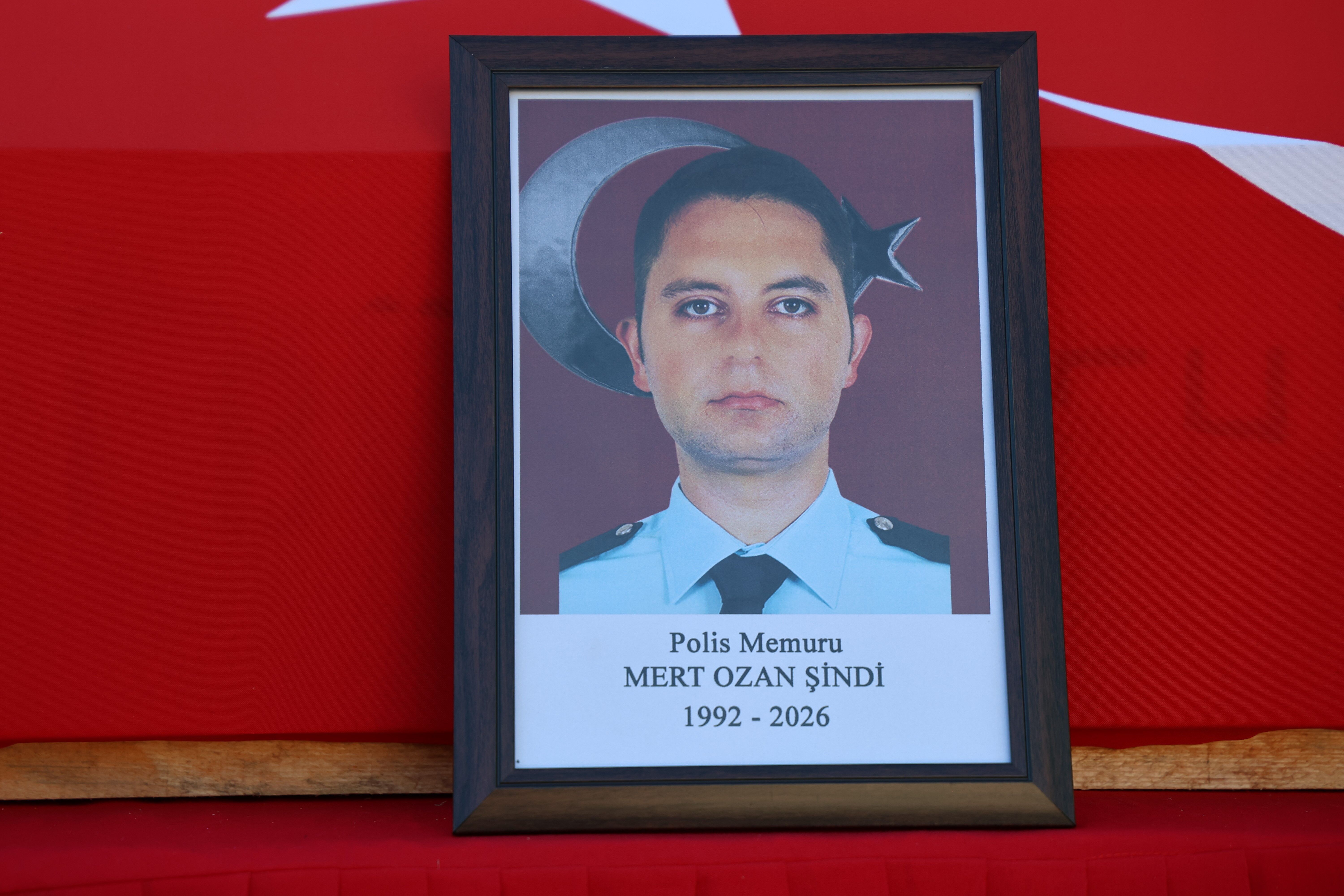 Bir Çocuk Babası Genç Polis Için Gözyaşları Sel Oldu! Mert Ozan Şindi Memleketine Uğurlandı (12)