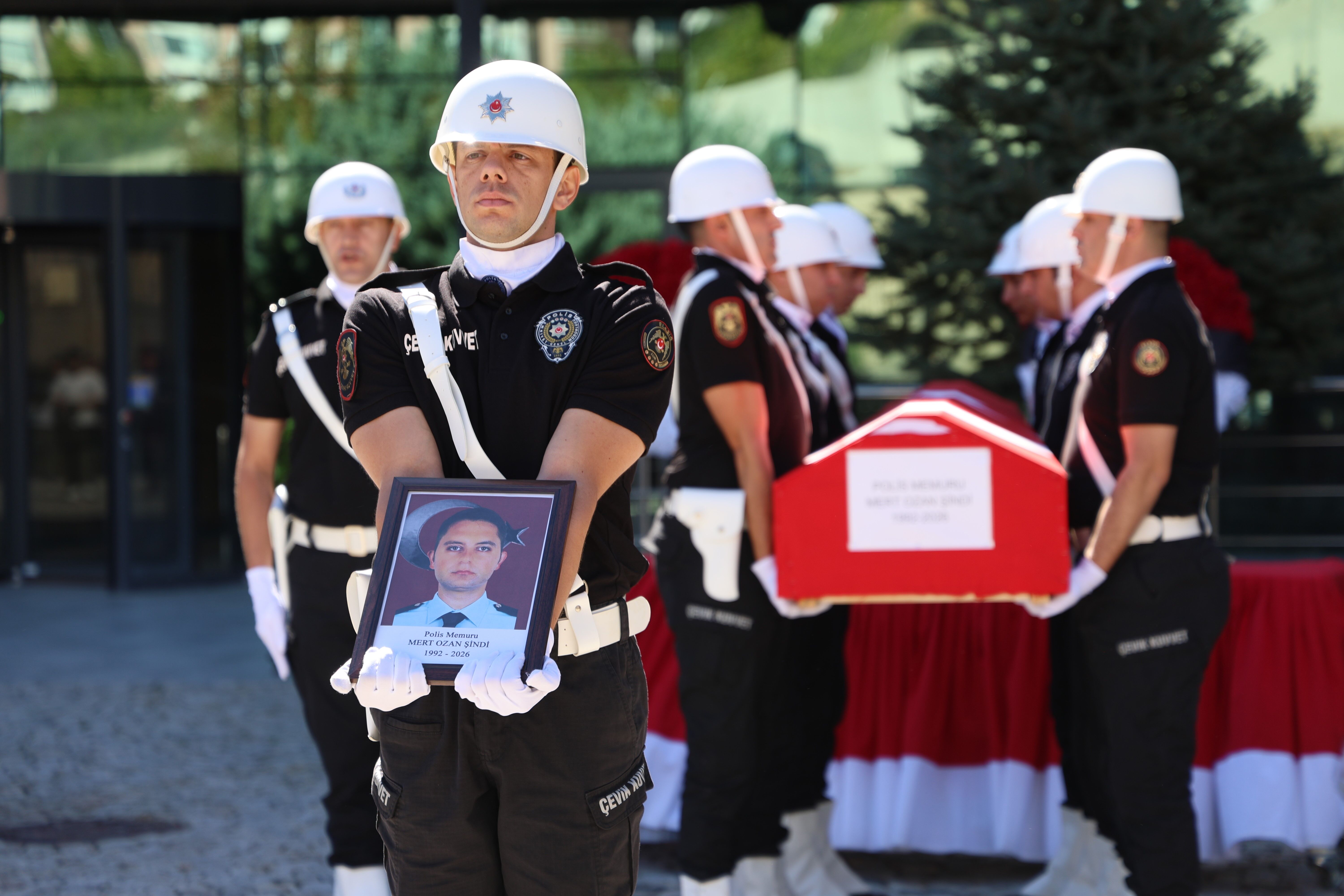 Bir Çocuk Babası Genç Polis Için Gözyaşları Sel Oldu! Mert Ozan Şindi Memleketine Uğurlandı (13)