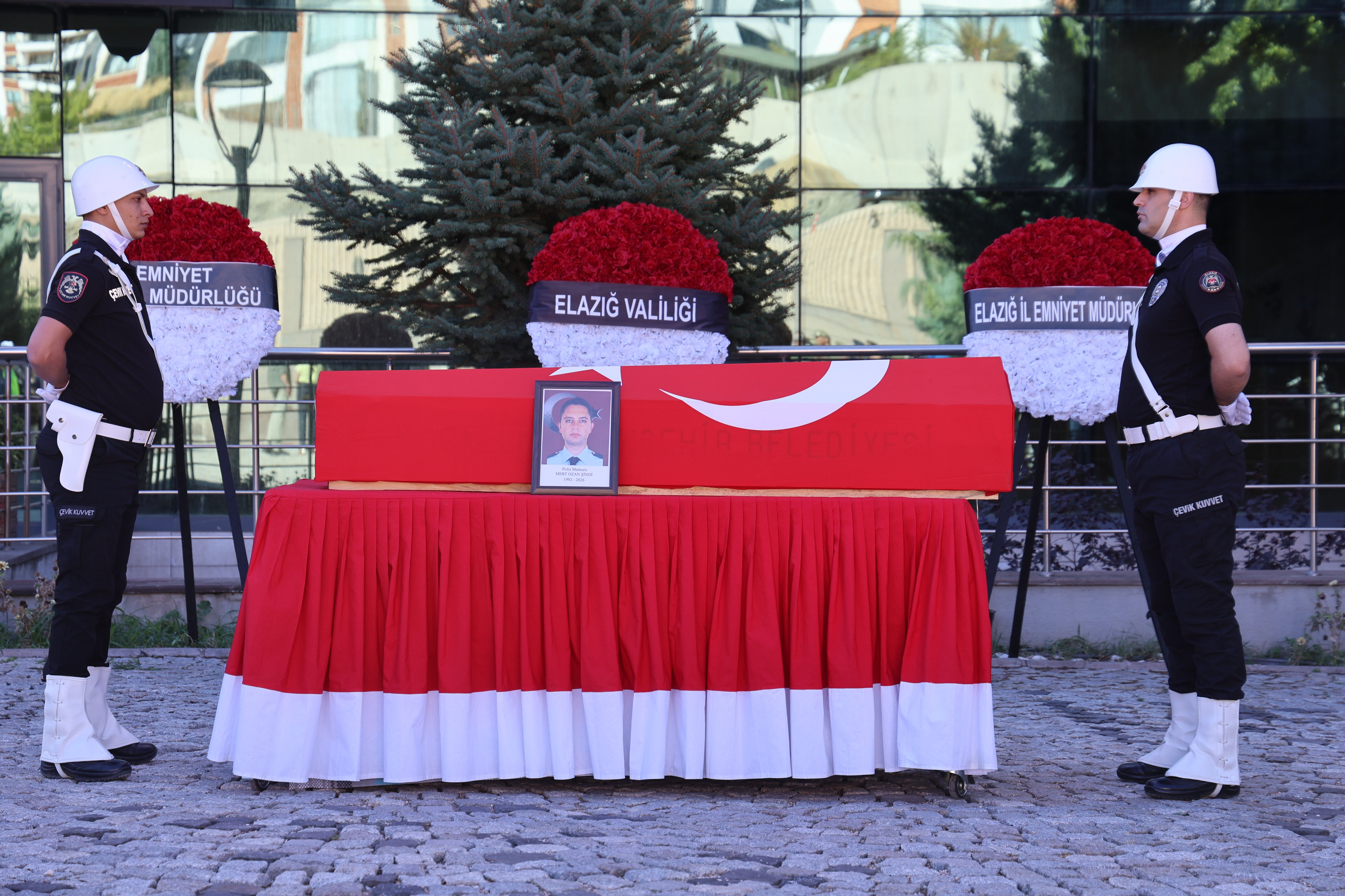 Bir Çocuk Babası Genç Polis Için Gözyaşları Sel Oldu! Mert Ozan Şindi Memleketine Uğurlandı (5)