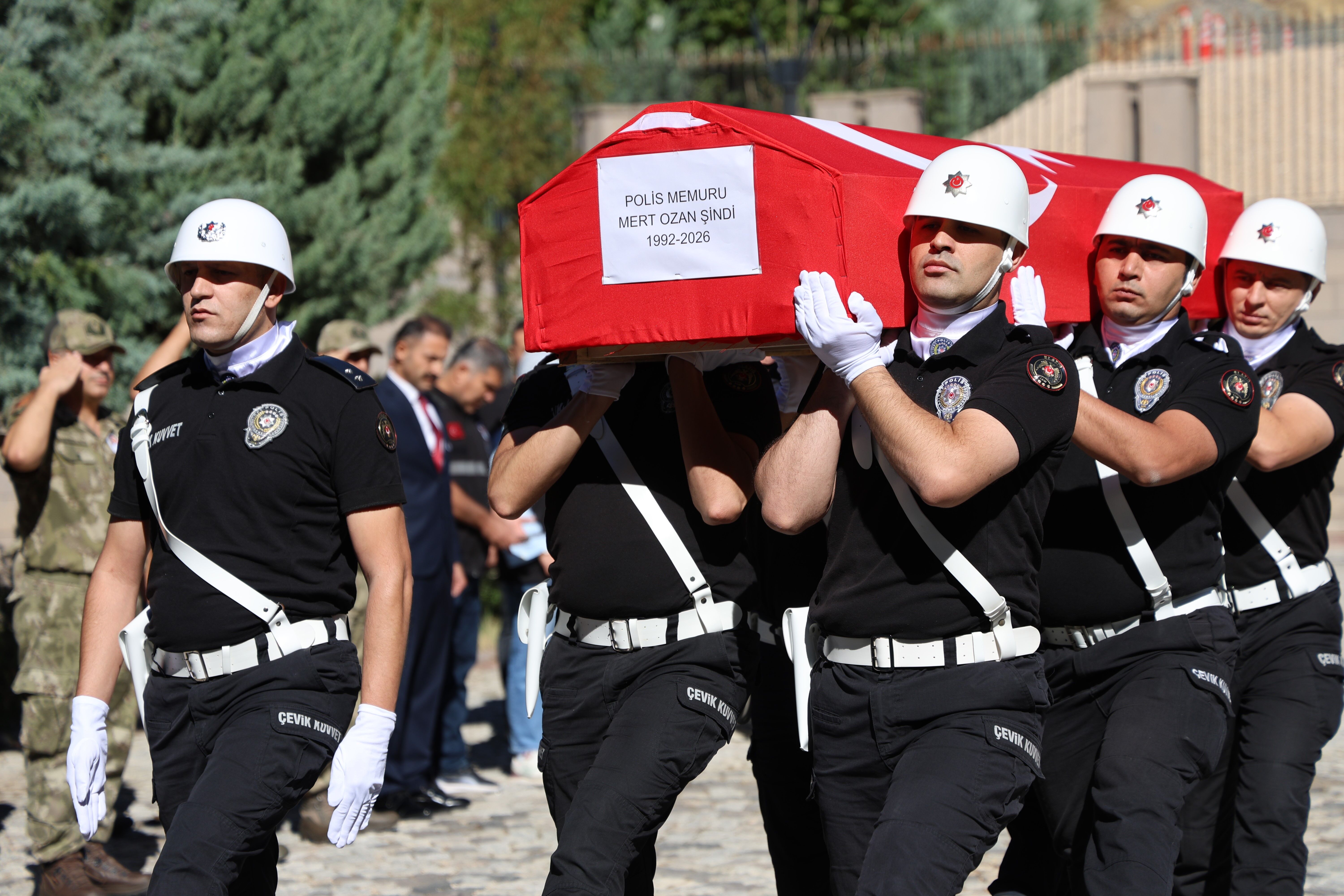 Bir Çocuk Babası Genç Polis Için Gözyaşları Sel Oldu! Mert Ozan Şindi Memleketine Uğurlandı (7)