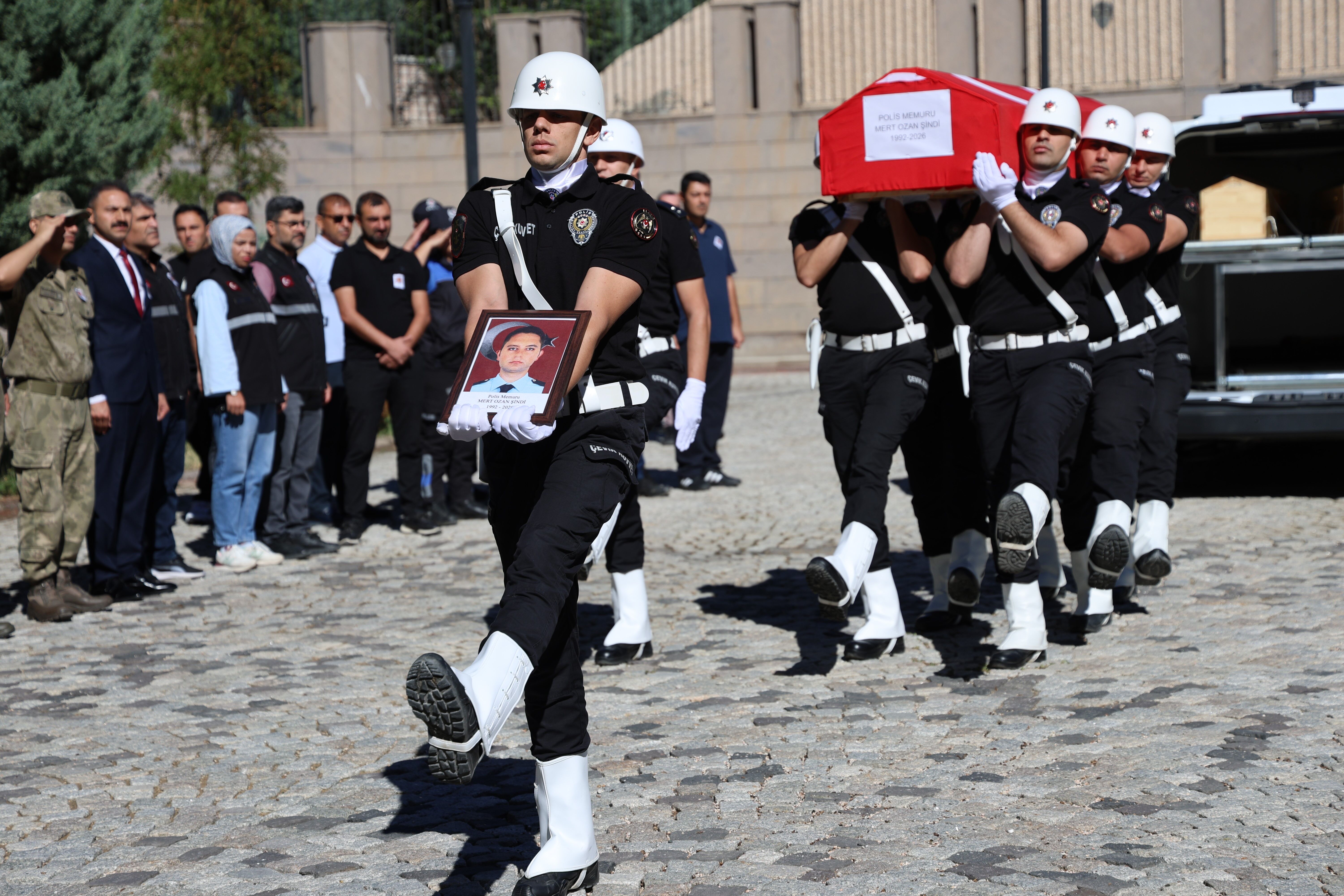 Bir Çocuk Babası Genç Polis Için Gözyaşları Sel Oldu! Mert Ozan Şindi Memleketine Uğurlandı (8)