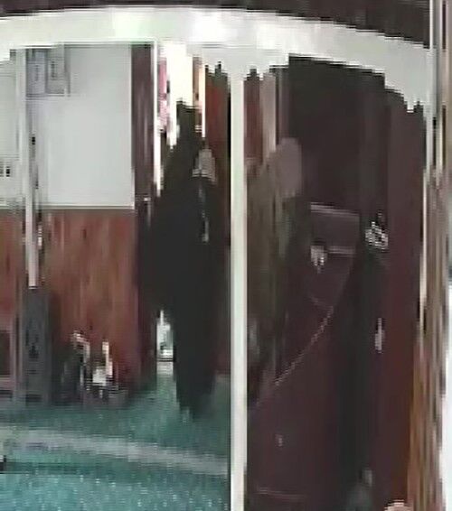 Camiye Namaz Kılmaya Gitti, Yankesicilerin Hedefi Oldu! Cüzdanı Ve Altınları Çalındı (3)