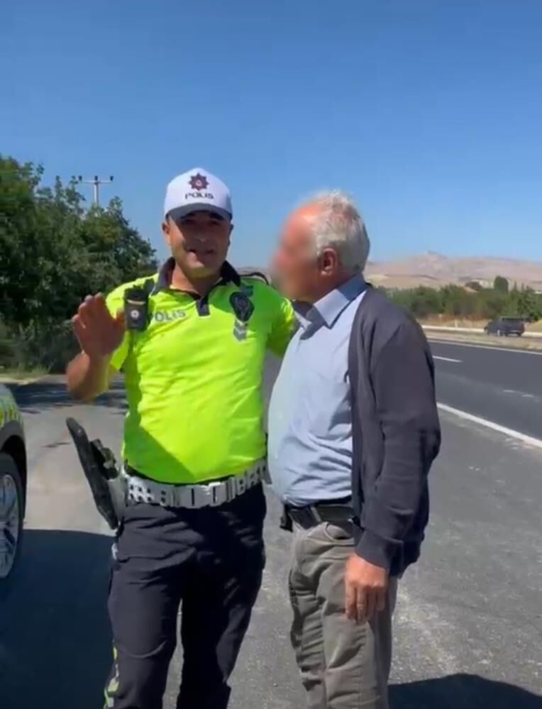 Ceza Yememek Icin Esini Yolda Birakti Polisin Cezasi Olay Oldu (2)