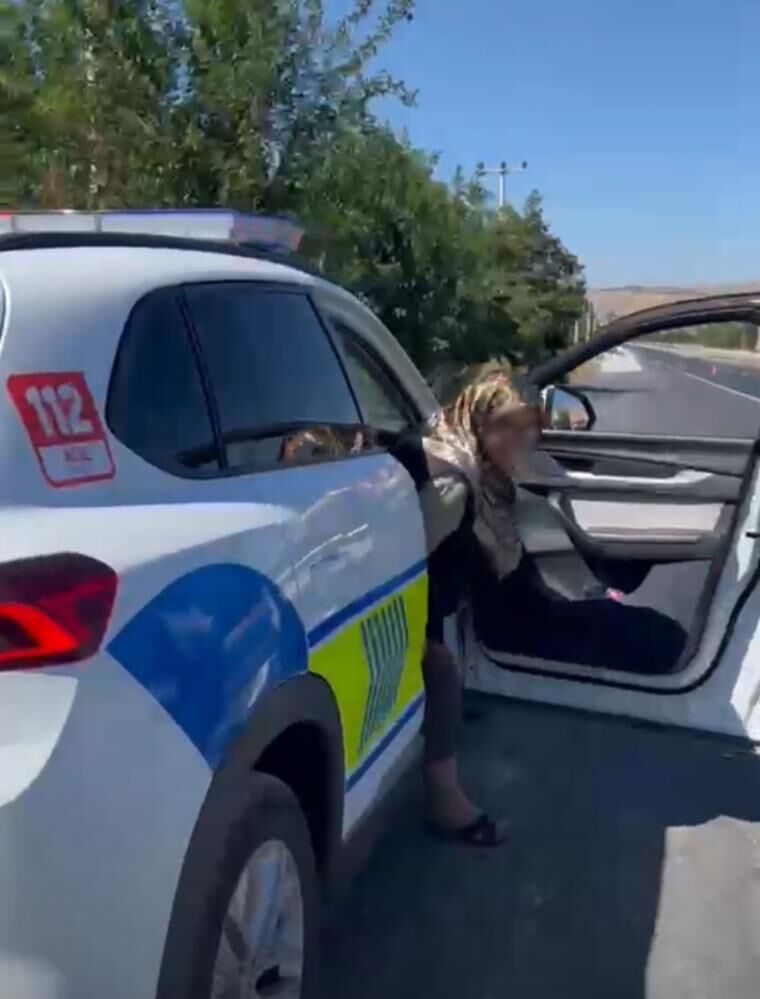 Ceza Yememek Icin Esini Yolda Birakti Polisin Cezasi Olay Oldu (3)