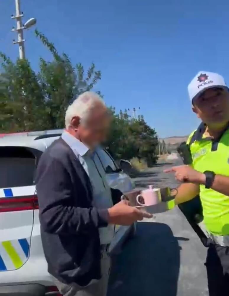 Ceza Yememek Icin Esini Yolda Birakti Polisin Cezasi Olay Oldu (4)