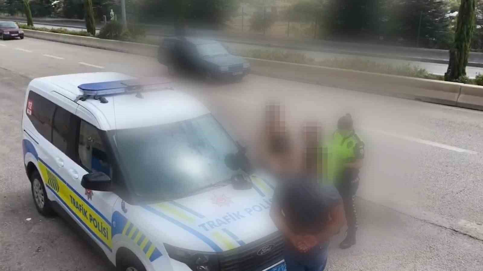 Denetimi Gorunce Akilalmaz Hamle Ehliyetsiz Surucu Yolcuyla Yer Degistirdi (2)
