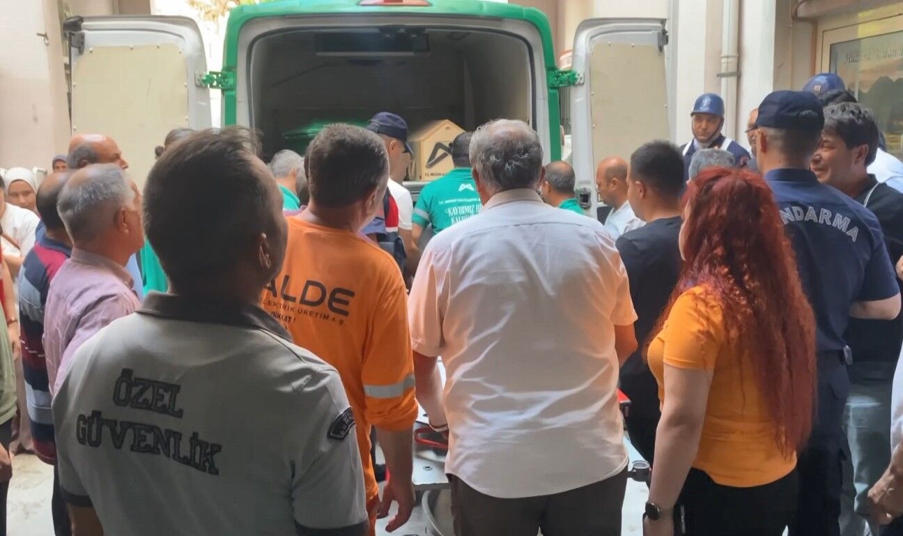 Eşini Ve Çocuğunu Güverteye Çıkardı, Bir Daha Dönemedi! Uzman Çavuş Fahri Ateş'in Naaşı Memleketine Getirildi (2)