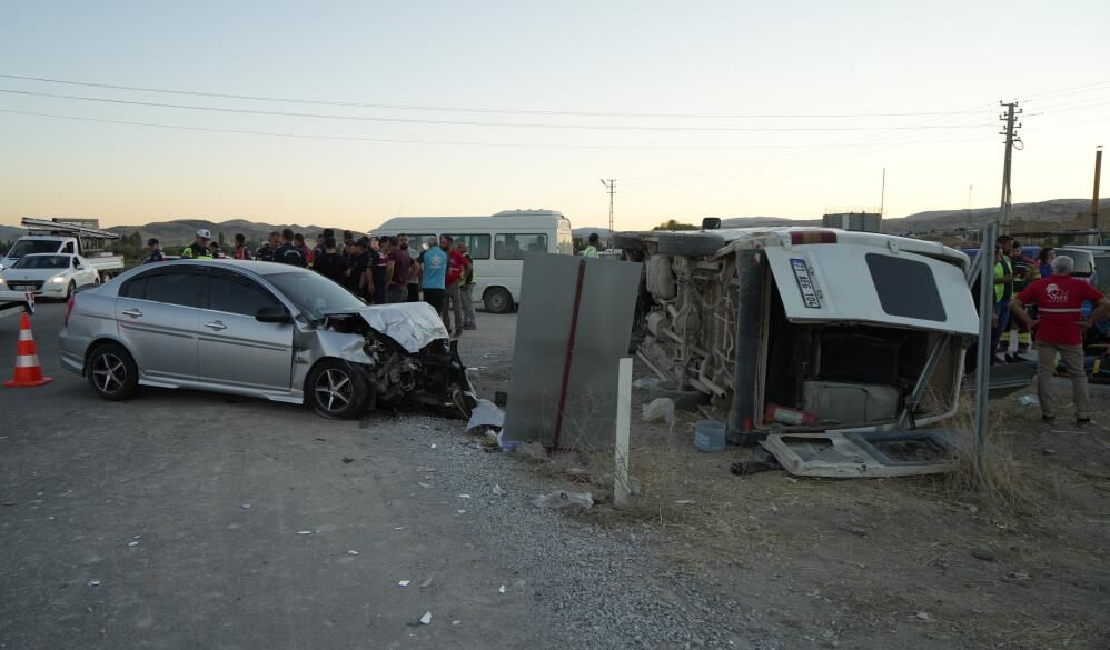 Facianin Esiginden Donuldu Isci Servisi Ile Otomobil Carpisti 14 Kisi Yaralandi (1)