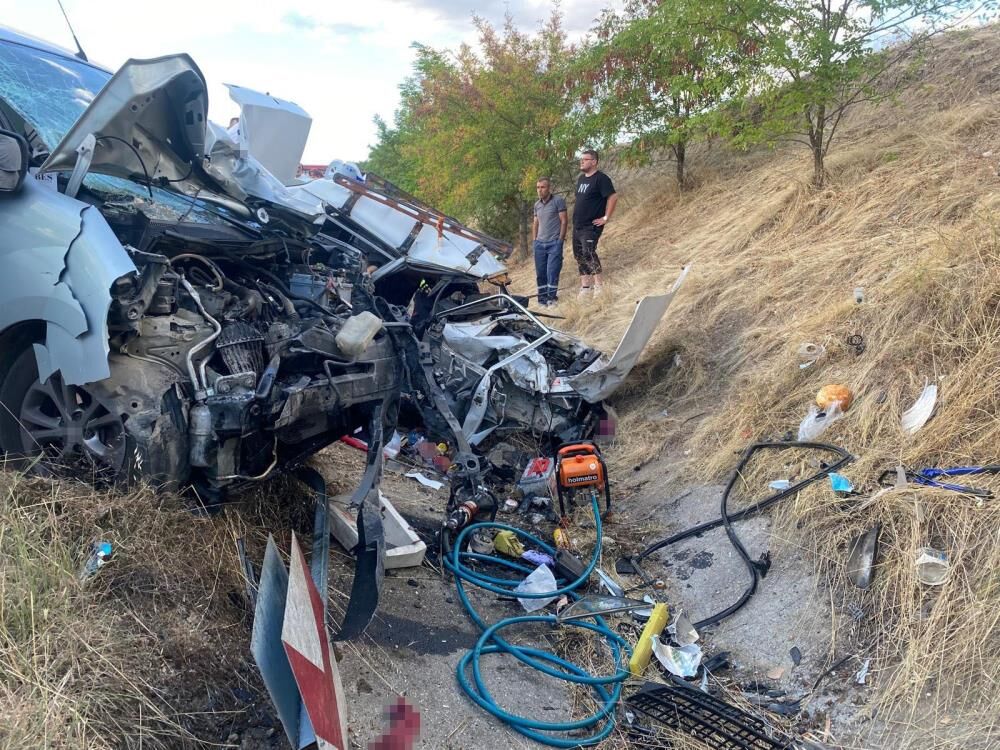 Feci Carpisma Sonrasi Iki Arac Kanala Savruldu Aci Bilanco Ortaya Cikti (1)