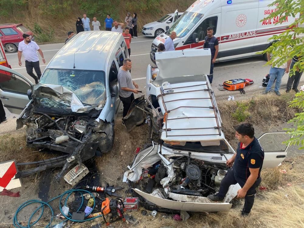 Feci Carpisma Sonrasi Iki Arac Kanala Savruldu Aci Bilanco Ortaya Cikti (2)