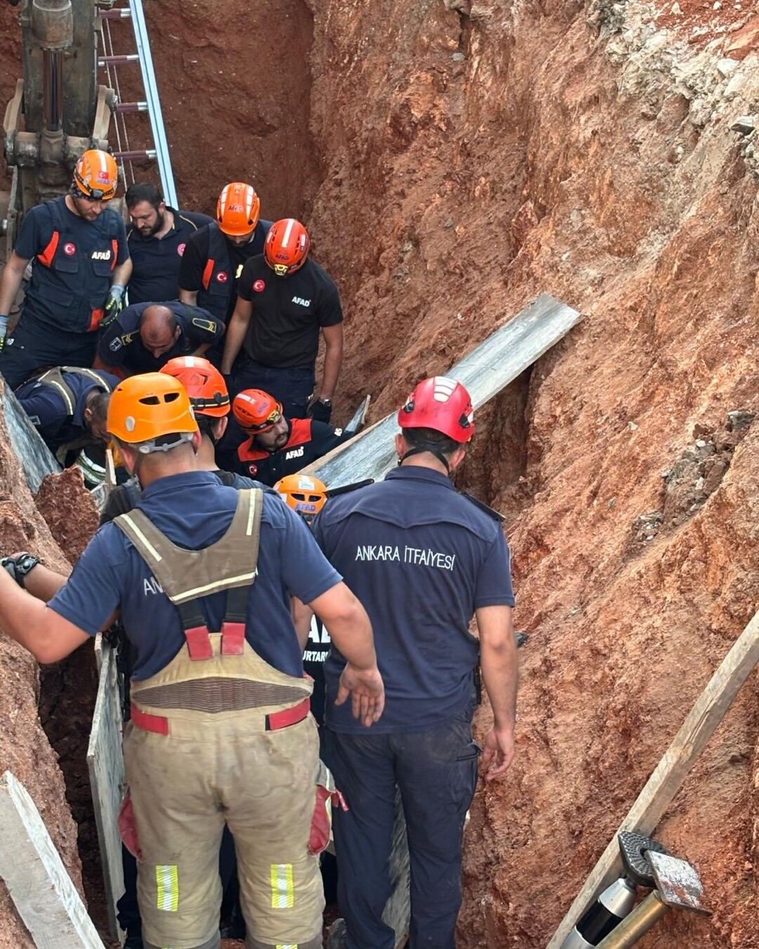 Gocuk Altinda Baygin Halde Bulundu Insaat Iscisi Ekiplerce Kurtarildi (4)