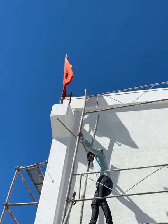 Gurur Veren Görüntüler! Türk Bayrağını Düzeltmek Için 10 Metreye Çıktı (1)-1