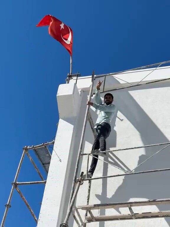 Gurur Veren Görüntüler! Türk Bayrağını Düzeltmek Için 10 Metreye Çıktı (2)