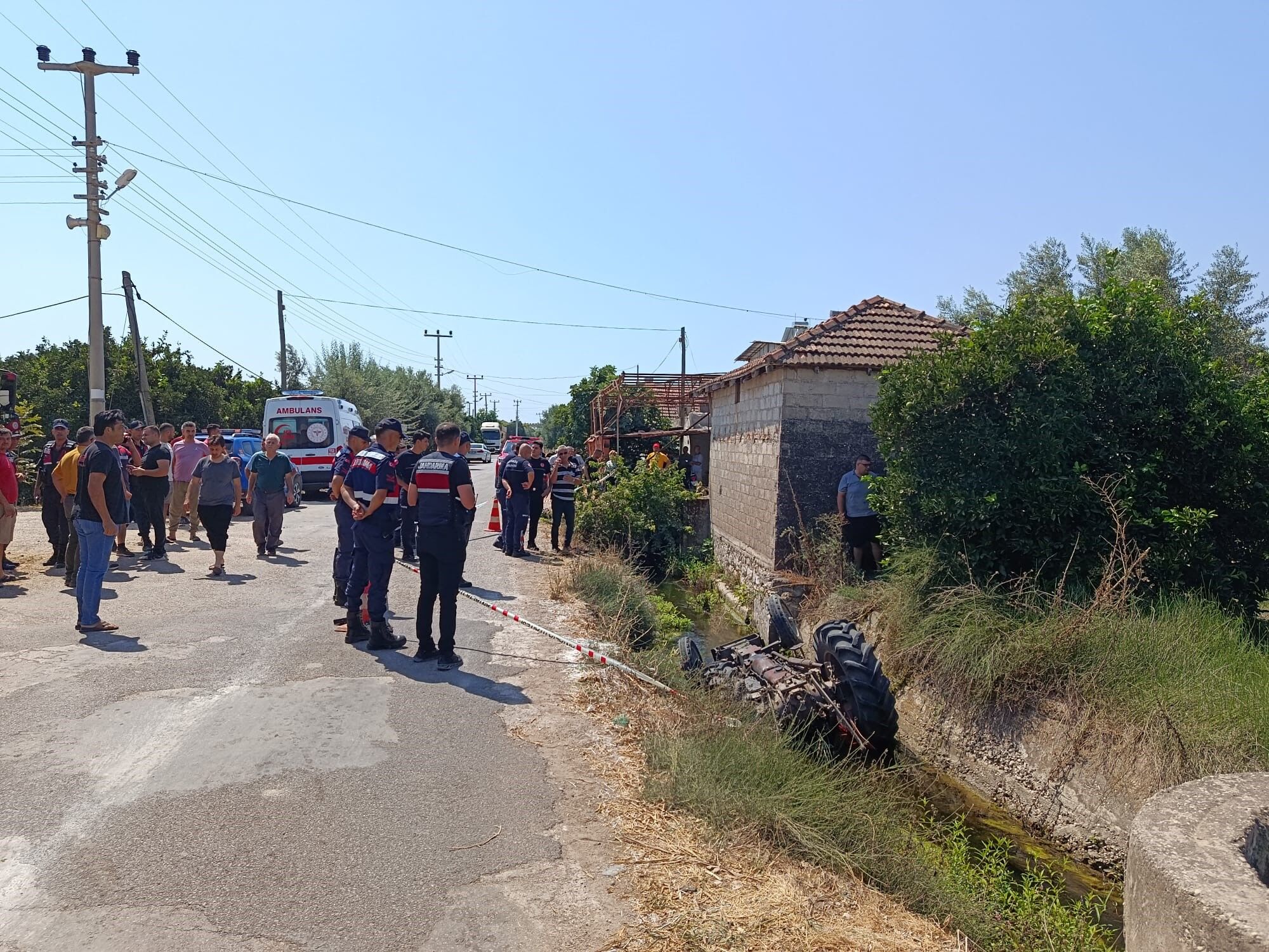 Kahreden Kaza! Su Kanalına Devrilen Traktörün Altında Can Verdi (2)