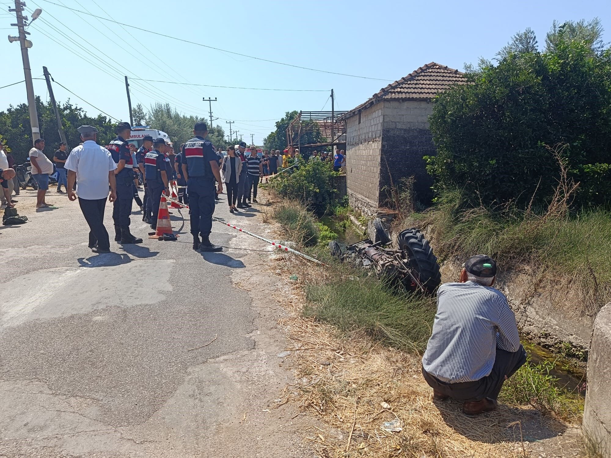 Kahreden Kaza! Su Kanalına Devrilen Traktörün Altında Can Verdi (7)