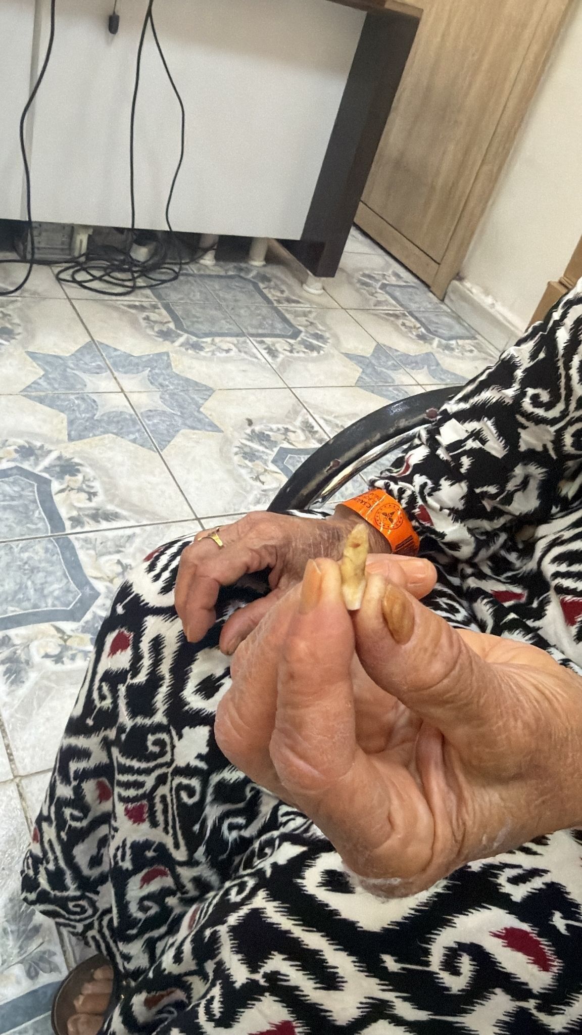 Kan Donduran Olay! Maskeli Saldırganlar Yaşlı Kadına Saldırıp Altınlarını Çaldı (1)-2