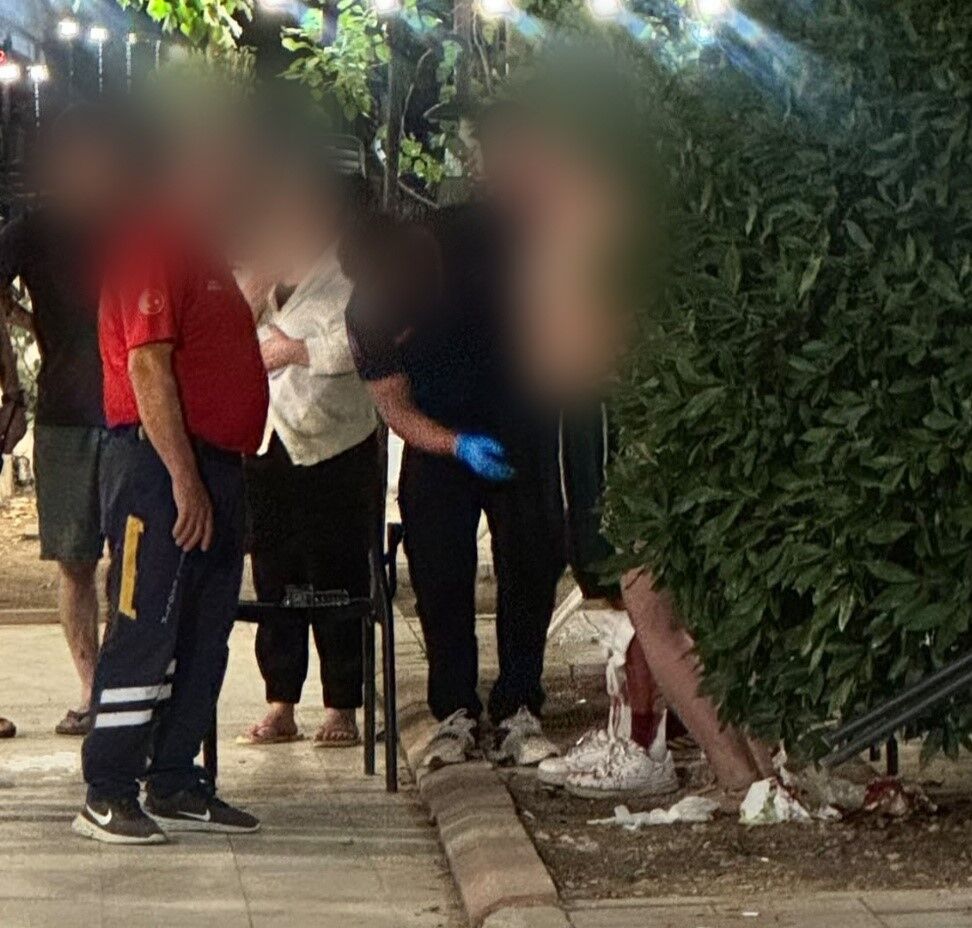 Kent Meydanında Kanlı Kavga 14 Yaşındaki Çocuk Üç Yerinden Bıçaklandı (6)