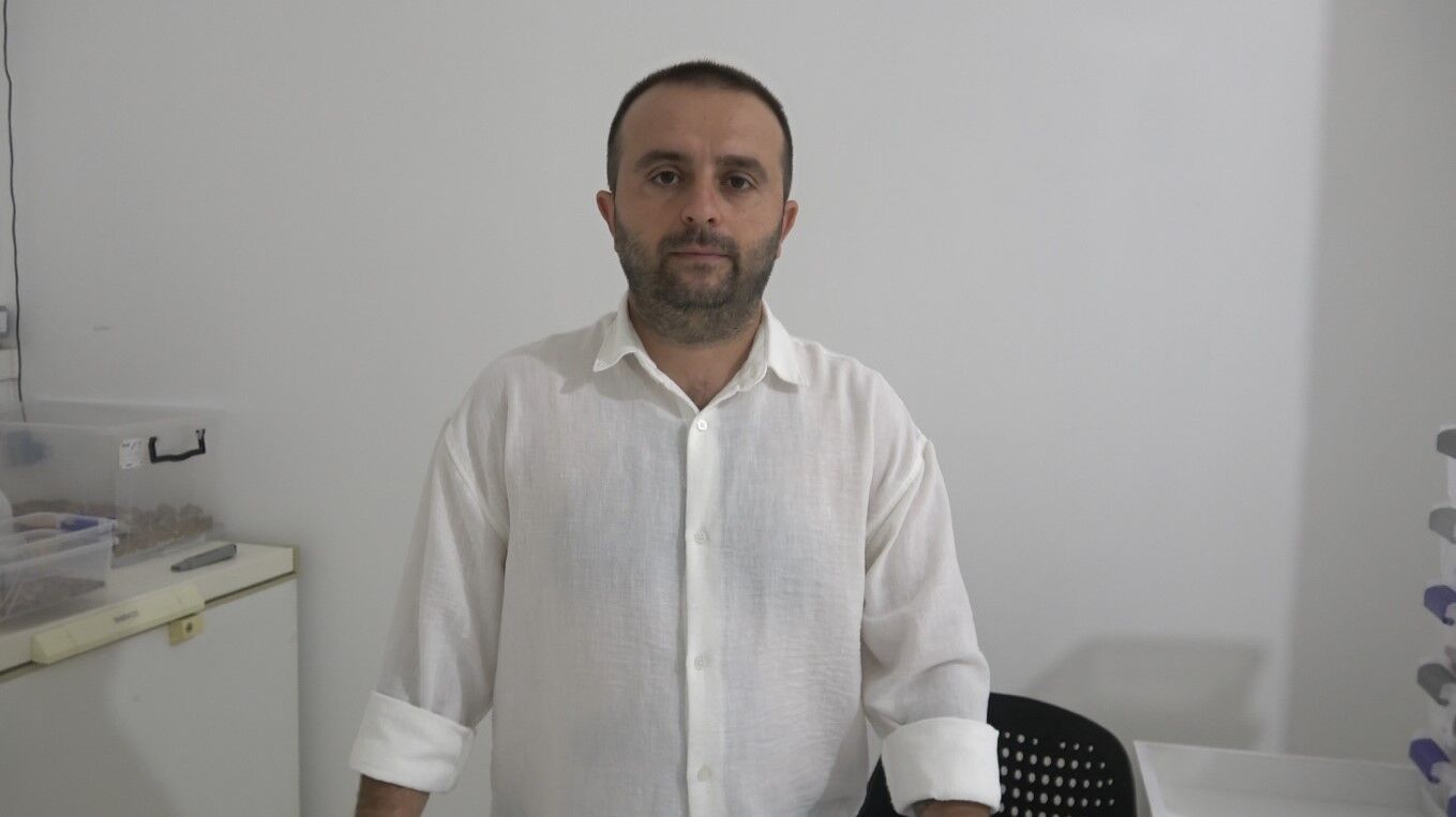 Kimse Koyunde Bunu Yapacaklarini Dusunmedi Akrepleri Inek Gibi Sagiyorlar (4)