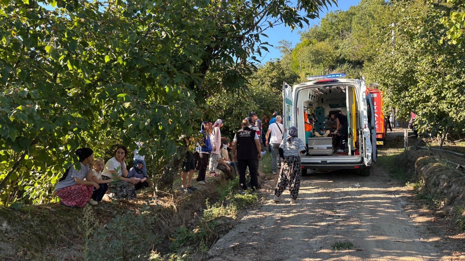 Korku Dolu Anlar! İşçileri Taşıyan Traktör Devrildi, Çok Sayıda Yaralı! (4)