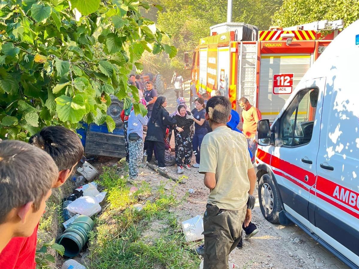 Korku Dolu Anlar! İşçileri Taşıyan Traktör Devrildi, Çok Sayıda Yaralı! (5)