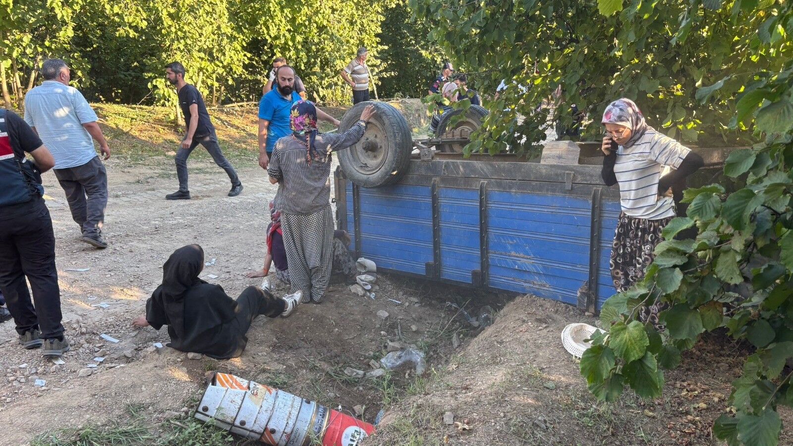 Korku Dolu Anlar! İşçileri Taşıyan Traktör Devrildi, Çok Sayıda Yaralı! (7)