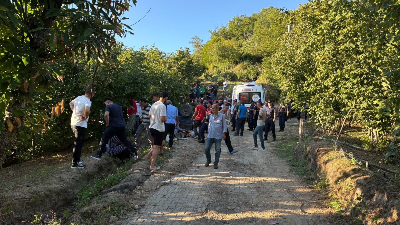 Korku Dolu Anlar! İşçileri Taşıyan Traktör Devrildi, Çok Sayıda Yaralı! (8)