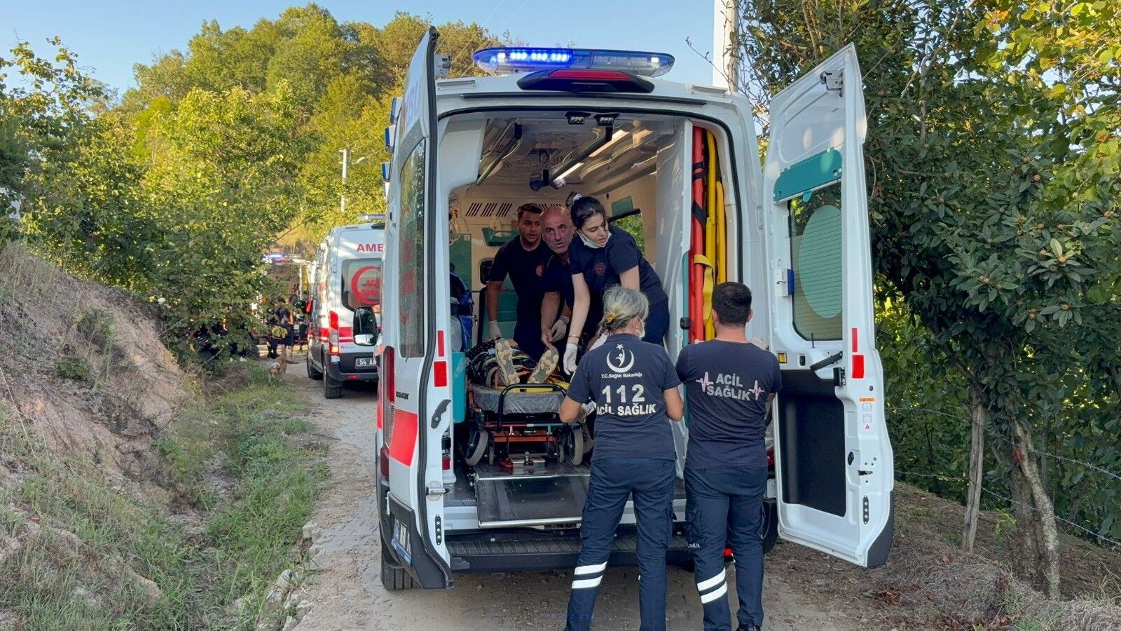 Korku Dolu Anlar! İşçileri Taşıyan Traktör Devrildi, Çok Sayıda Yaralı! (9)