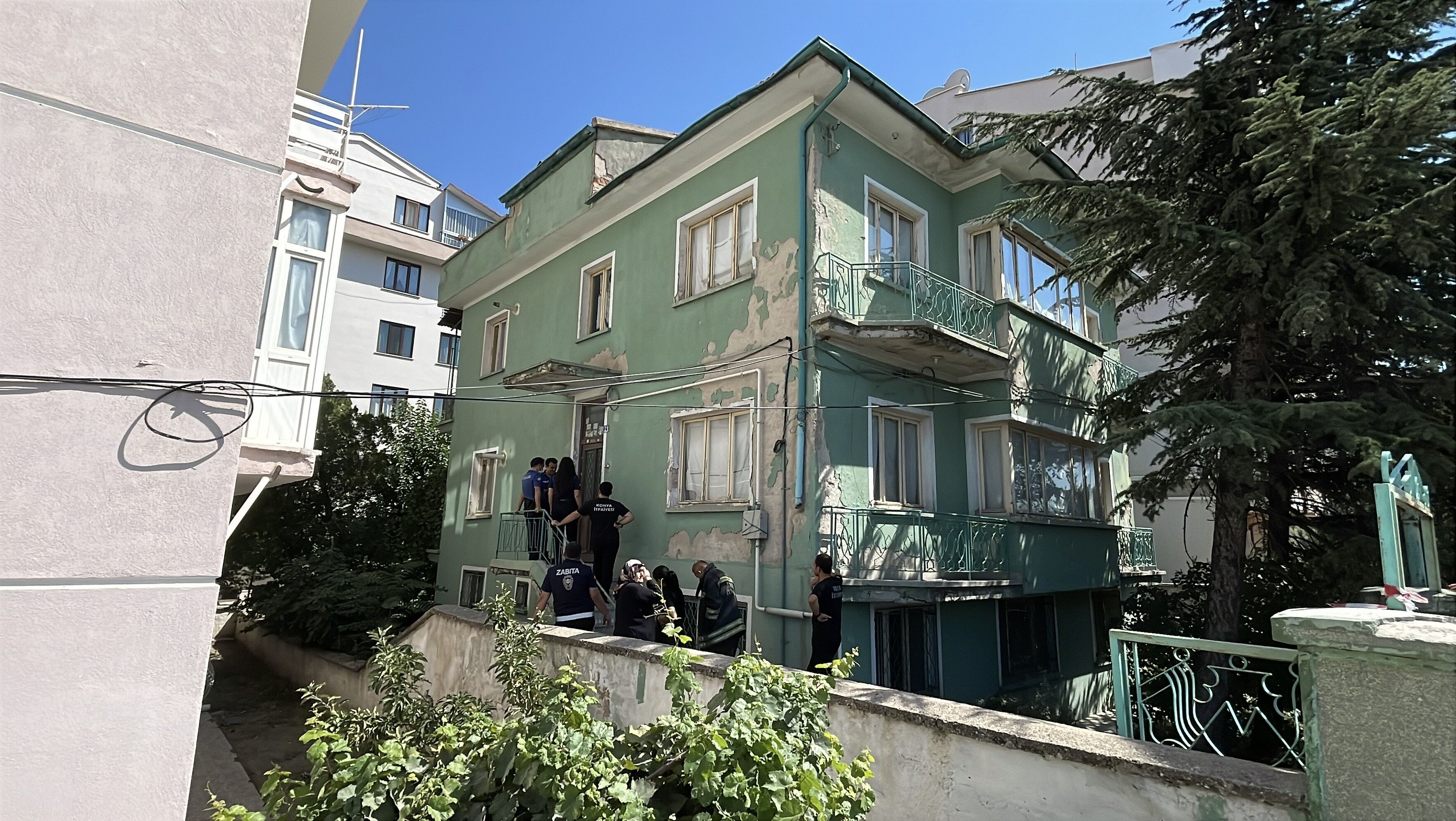 Kötü Koku Paniği! Yaşlı Kadının Evinden Çıkınca Gerçek Ortaya Çıktı (2)