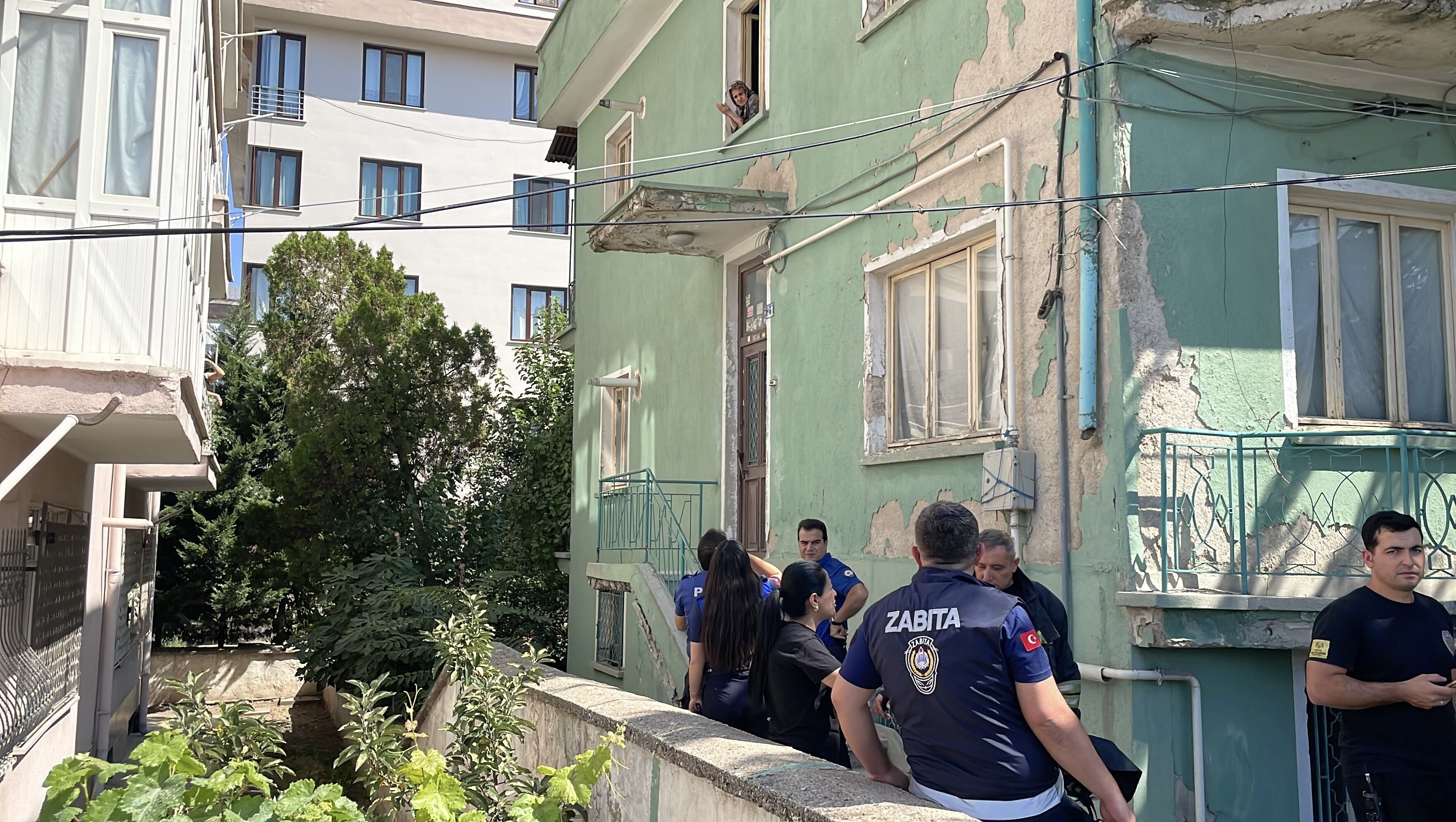 Kötü Koku Paniği! Yaşlı Kadının Evinden Çıkınca Gerçek Ortaya Çıktı (3)