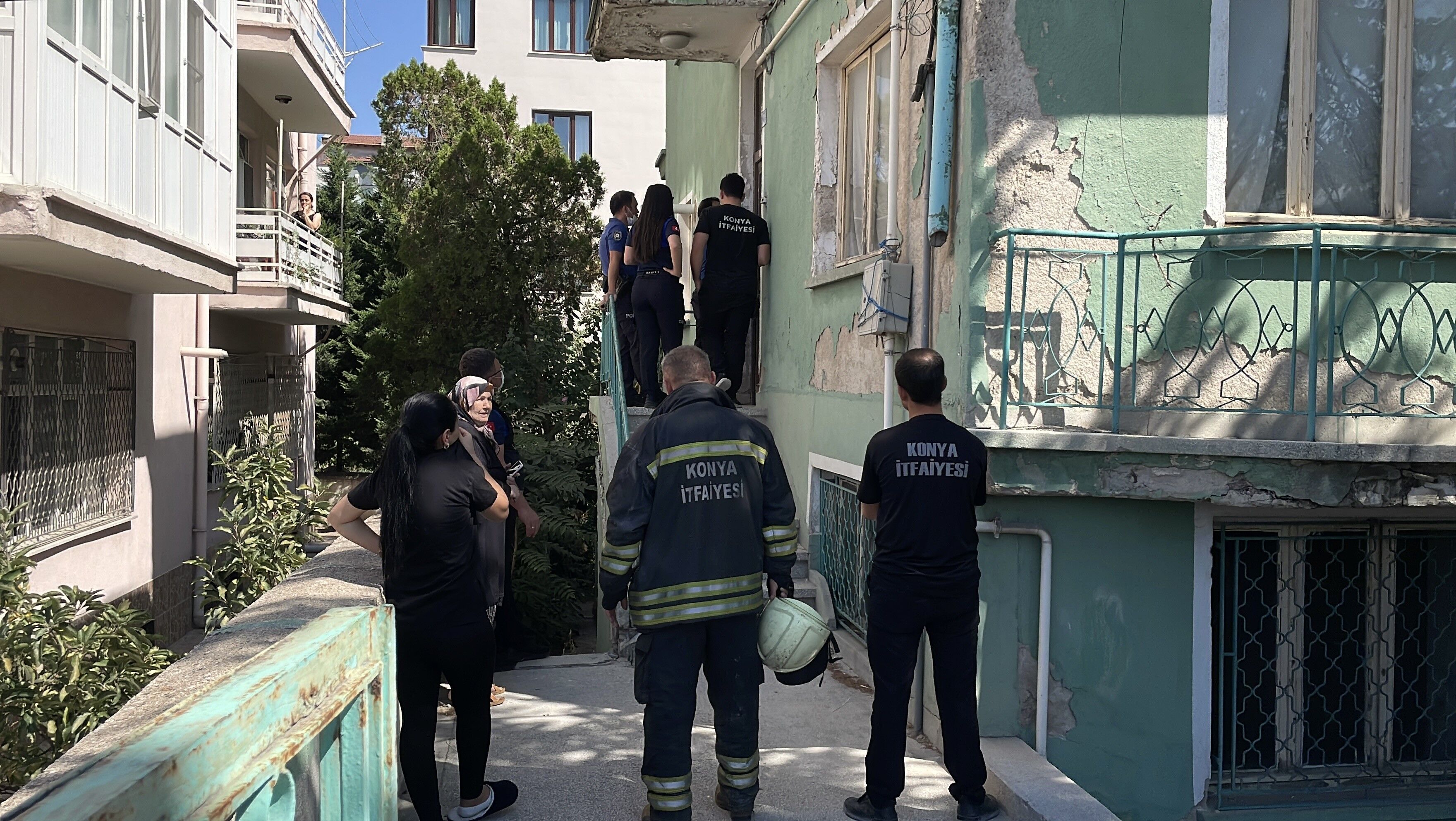 Kötü Koku Paniği! Yaşlı Kadının Evinden Çıkınca Gerçek Ortaya Çıktı (5)