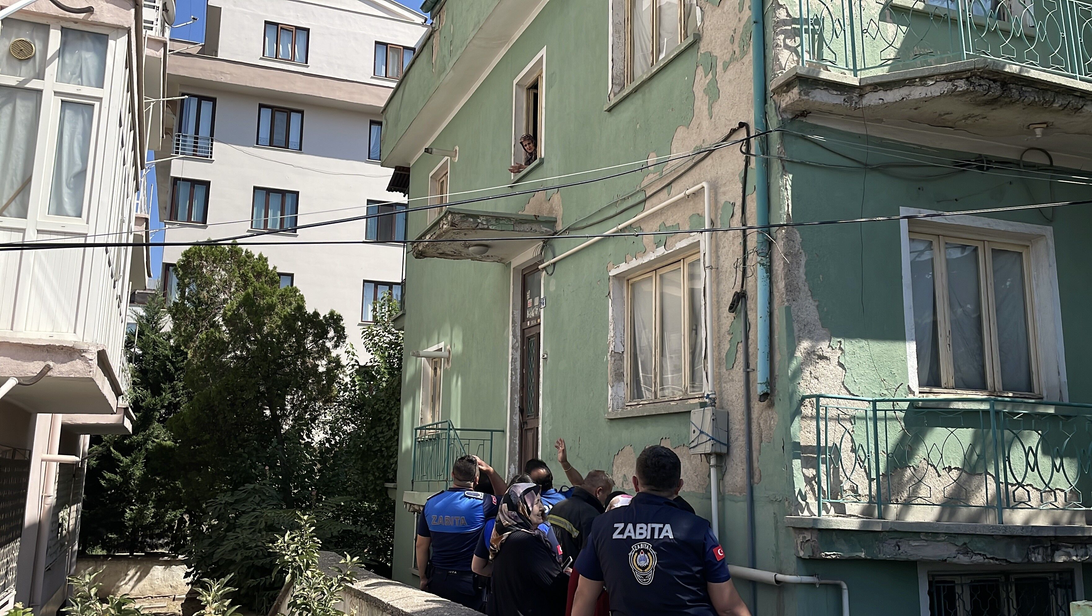 Kötü Koku Paniği! Yaşlı Kadının Evinden Çıkınca Gerçek Ortaya Çıktı (6)