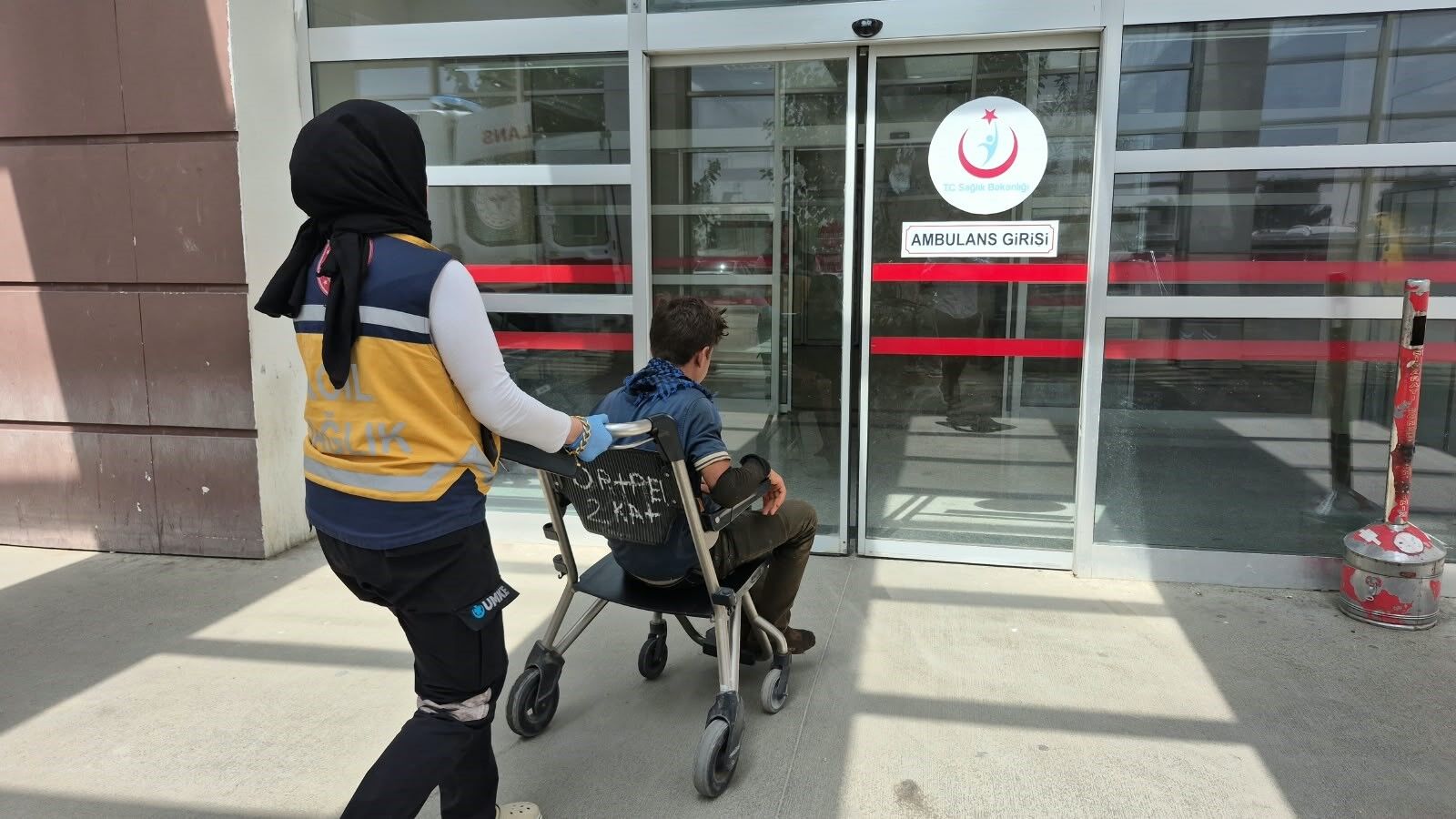 Köy Yolunda Korkunç Kaza! İşçi Taşıyan Traktörün Römorku Devrildi (2)