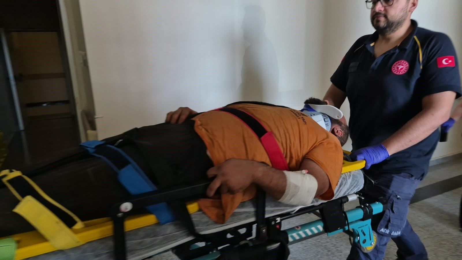 Köy Yolunda Korkunç Kaza! İşçi Taşıyan Traktörün Römorku Devrildi (4)