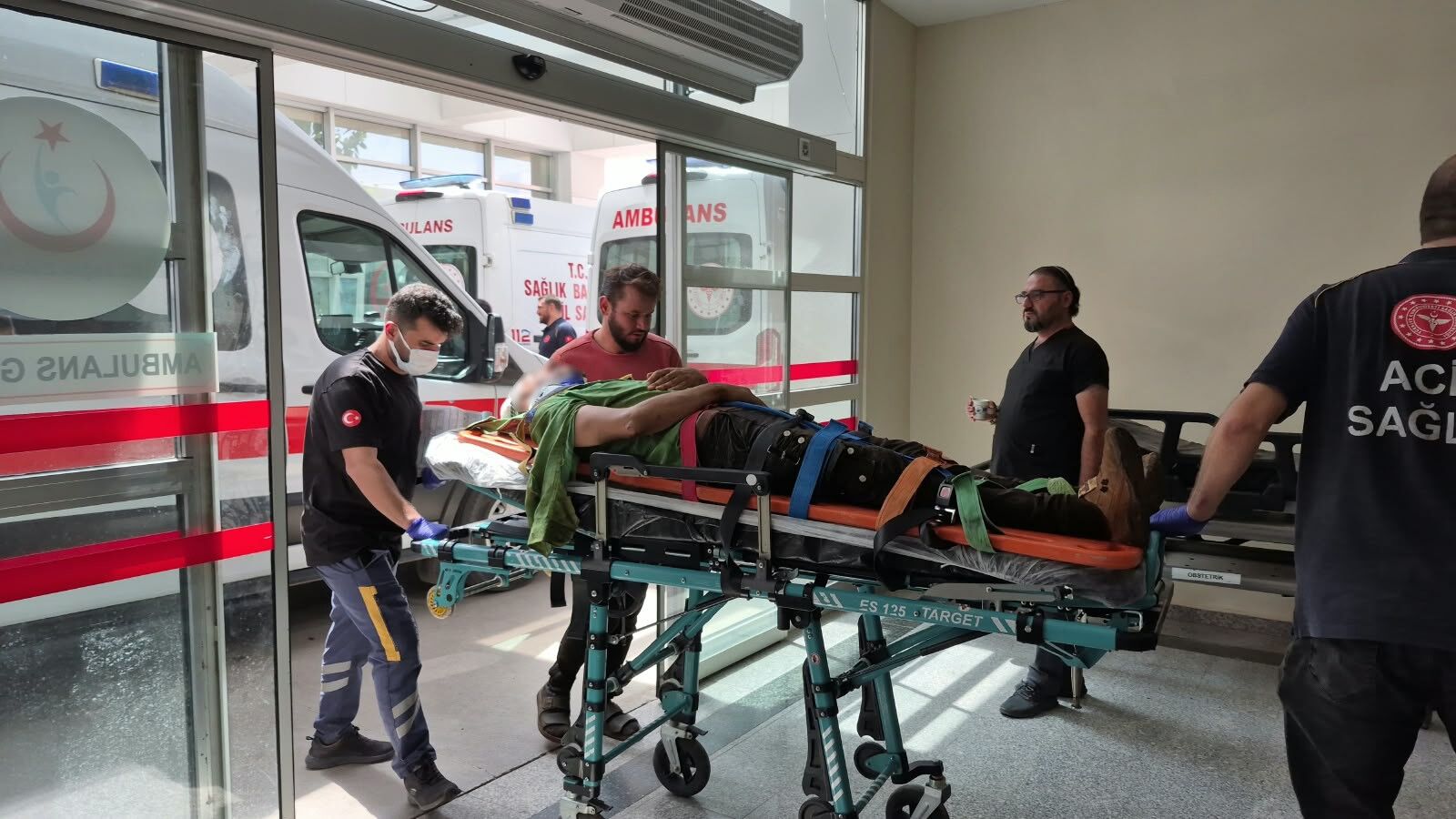 Köy Yolunda Korkunç Kaza! İşçi Taşıyan Traktörün Römorku Devrildi (6)