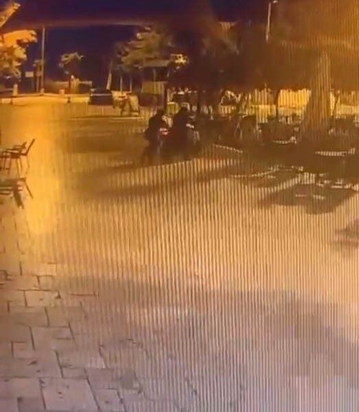 Motosikletle Geldiler Belediye Kafesine Ates Actilar O Anlar Kamerada (2)