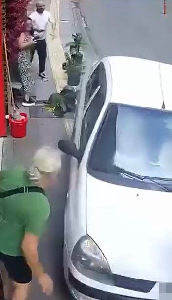 Otomobil Bir Anda Üzerine Geldi! Yayanın Ölümden Döndüğü Anlar Kamerada (1)-2