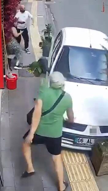 Otomobil Bir Anda Üzerine Geldi! Yayanın Ölümden Döndüğü Anlar Kamerada (2)
